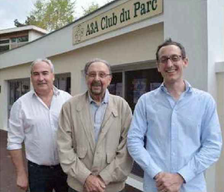 Saint-Maur, jeudi. Dominique Ferré (à gauche) et Jérôme Kasser (à droite) ont offert la rénovation de la façade du club des aînés de Gérard Martinot (au centre).