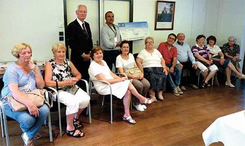 Groupe de personnes souriantes participant à Une Façade sur la vie.