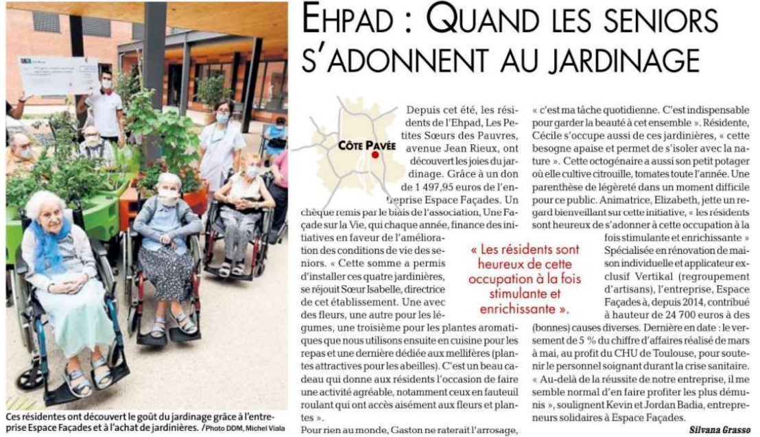 Résidentes de l'Ehpad profitant du jardinage, Une Façade sur la vie.