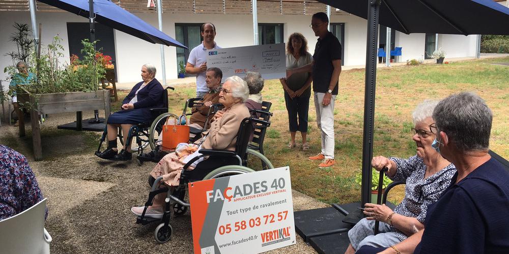 Une Façade sur la vie, personnes âgées en fauteuils lors d'un événement.