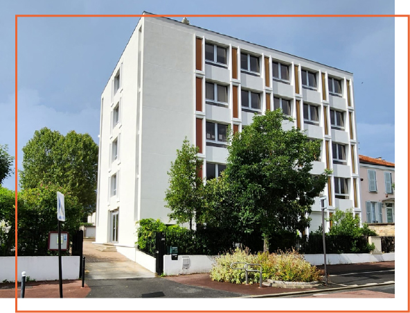 Immeuble moderne avec verdure, une façade sur la vie quotidienne.