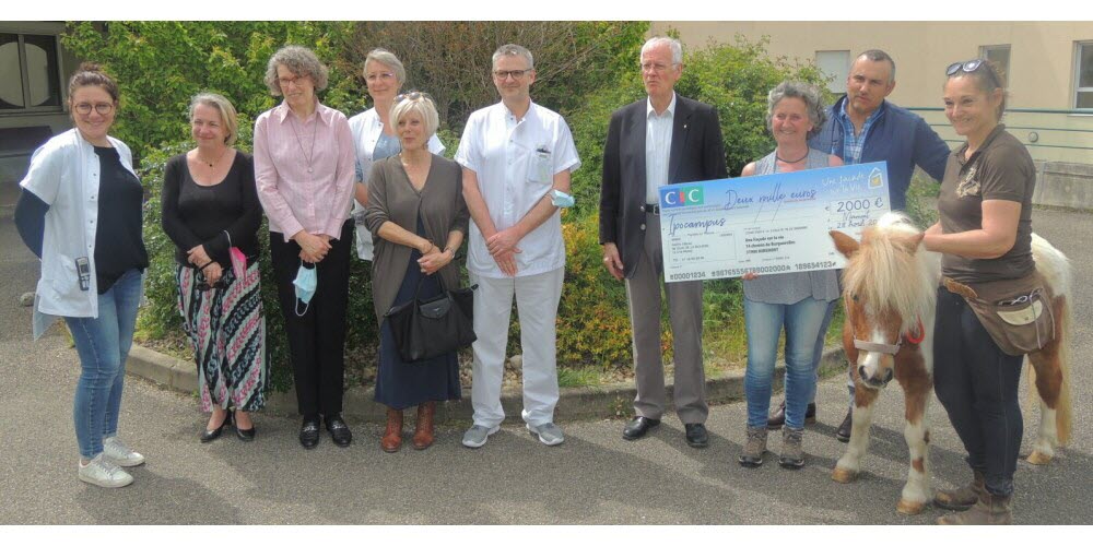 Remise d'un chèque, Une Façade sur la vie, avec un poney et des participants.