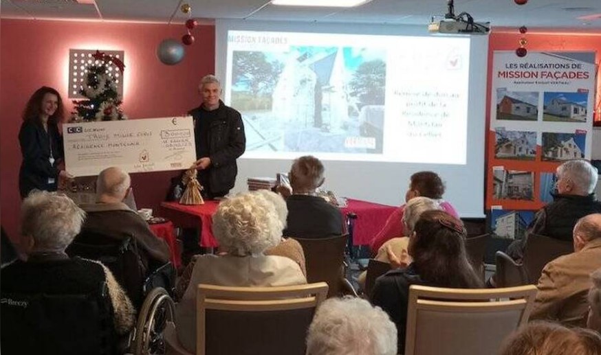 Remise de chèque lors d'un événement Une Façade sur la vie.