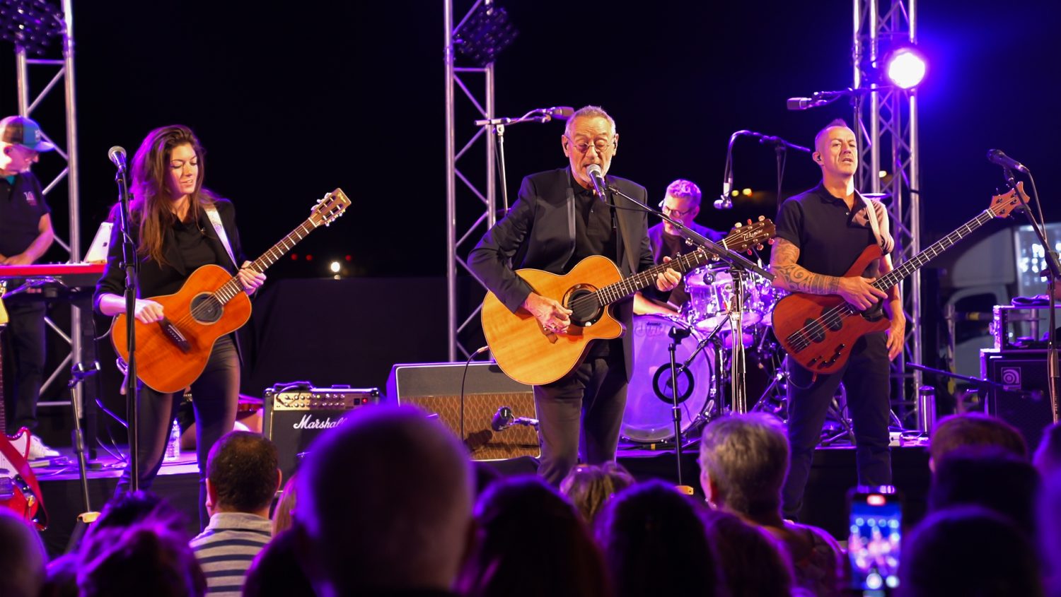 Concert avec des musiciens jouant sur scène, une Façade sur la vie.