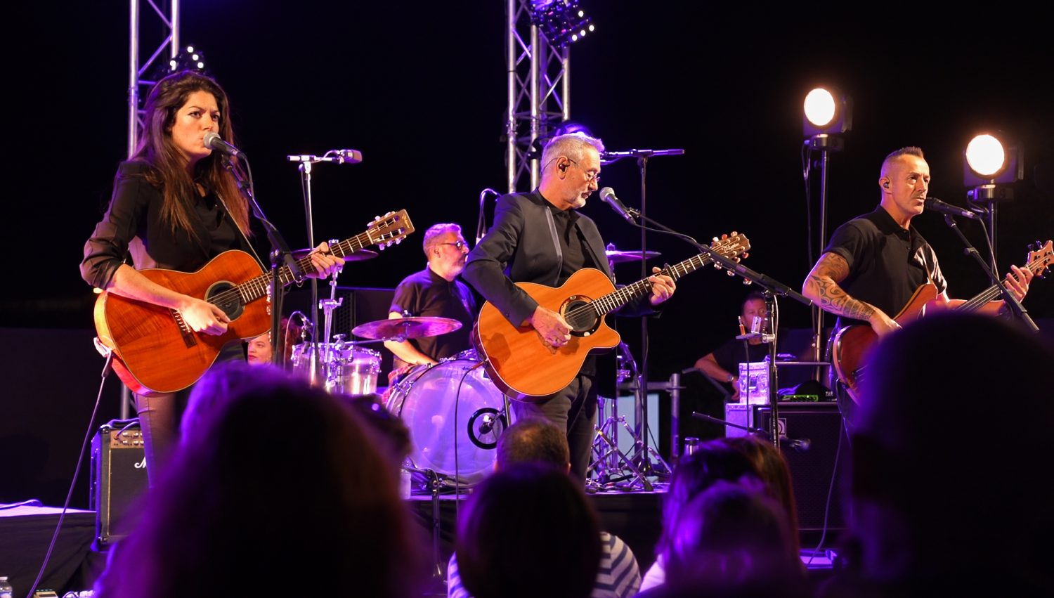 Concert vivant avec musiciens jouant des guitares, Une Façade sur la vie.