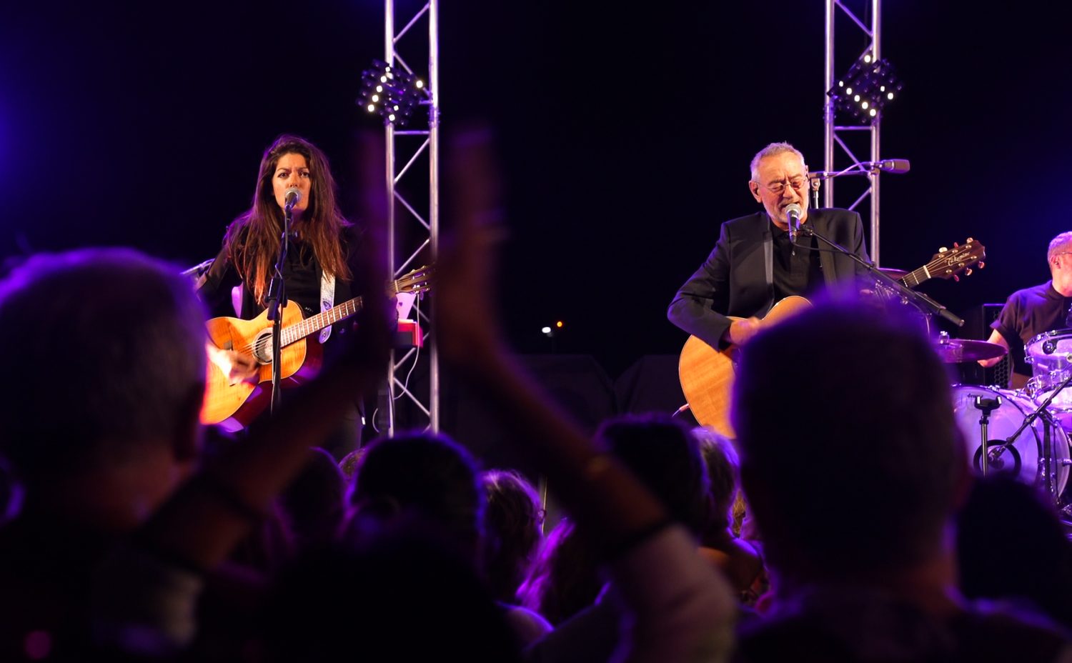 Concert vivant avec deux artistes, une façade sur la vie musicale.