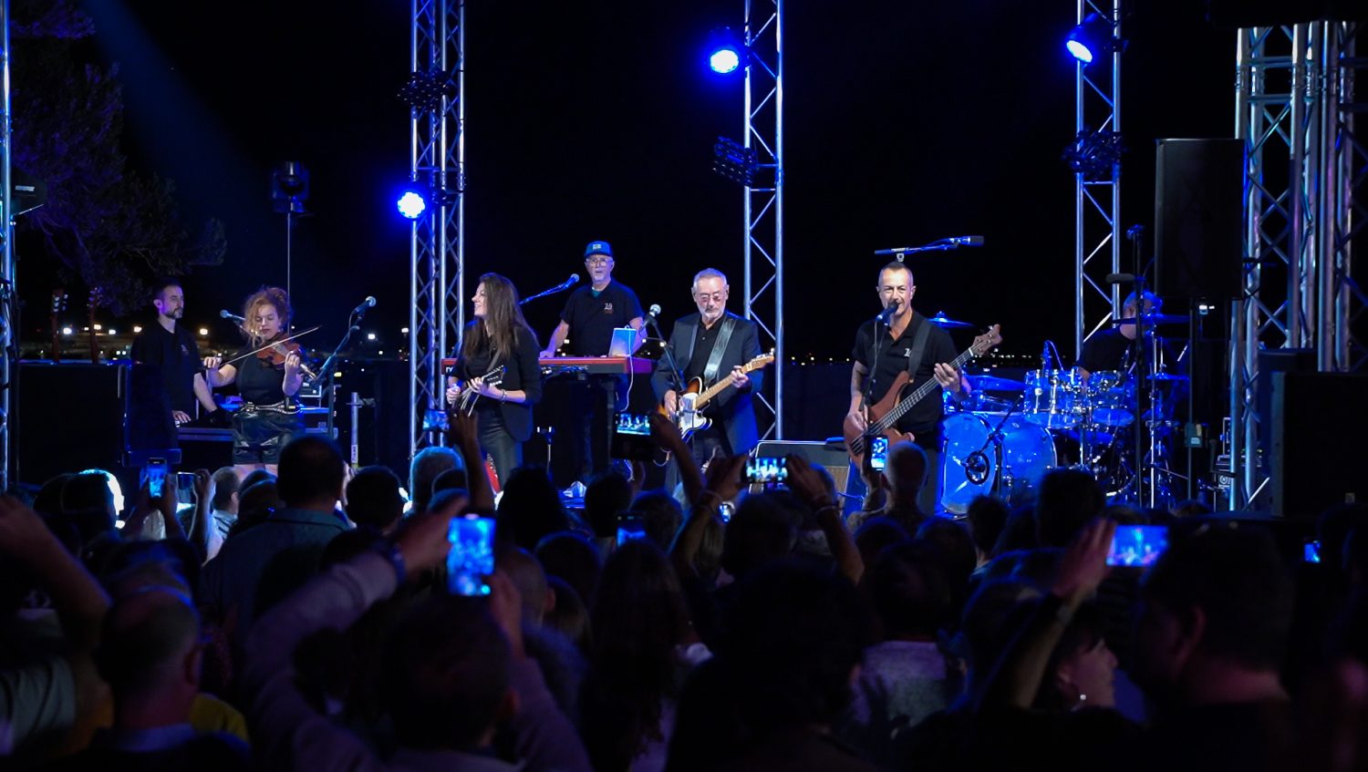 Concert en direct avec des musiciens sur scène, une façade sur la vie.